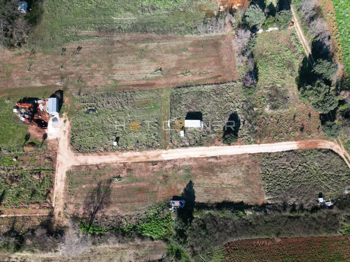 Km. zemljišče 599 m² – 2 km morje, €22k!