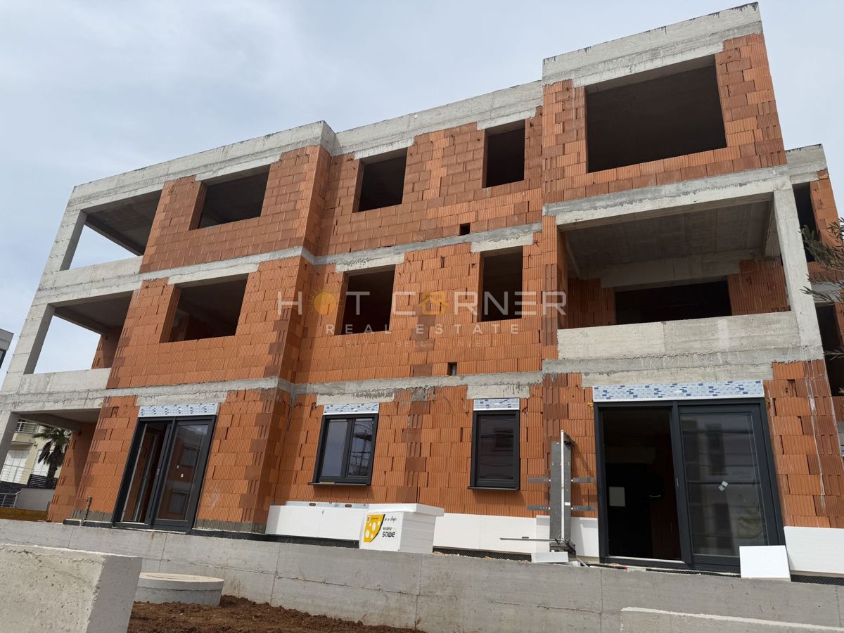 Medulin - moderen stan v novogradnji, 2 spalnici, velika terasa s pogledom na morje