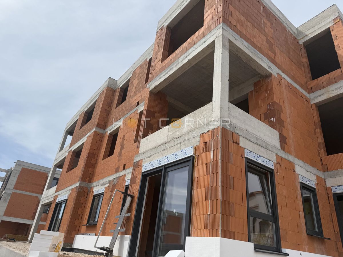 Medulin - moderen stan v novogradnji, 2 spalnici, velika terasa s pogledom na morje