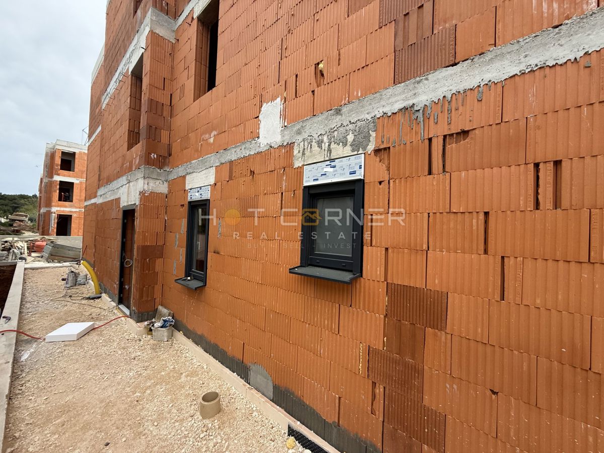 Medulin - moderen stan v novogradnji, 2 spalnici, velika terasa s pogledom na morje