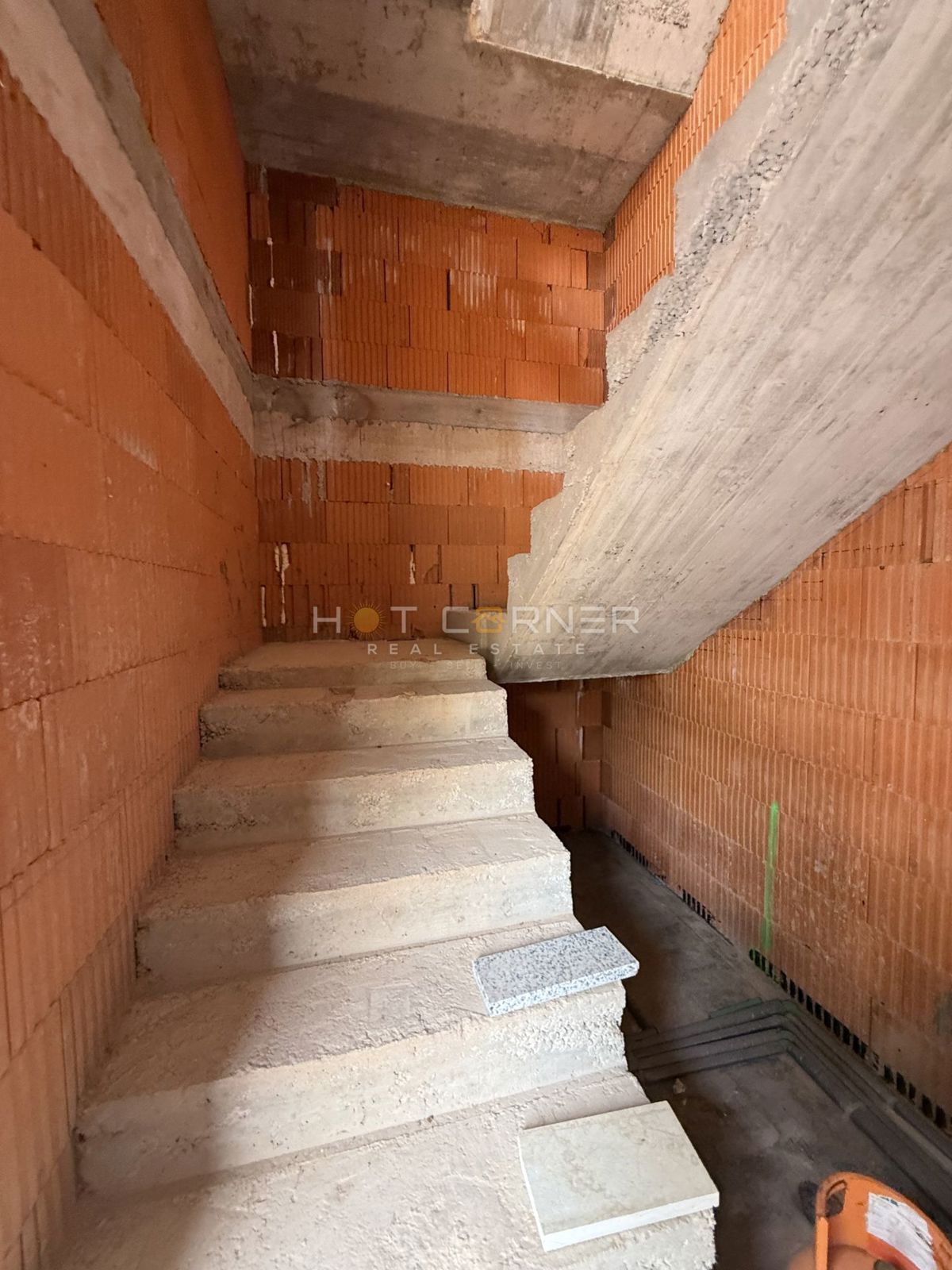 Medulin - moderen stan v novogradnji, 2 spalnici, velika terasa s pogledom na morje