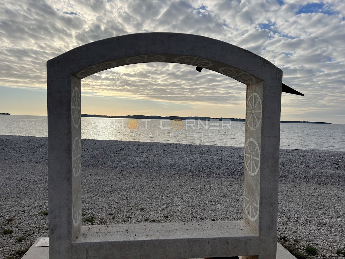 Fažana, 50 m od plaže, luksuzno stanovanje s bazenom