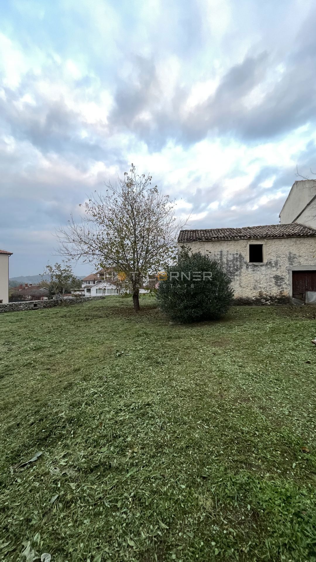 Gradbena parcela 1355m2 z objektom 206m2