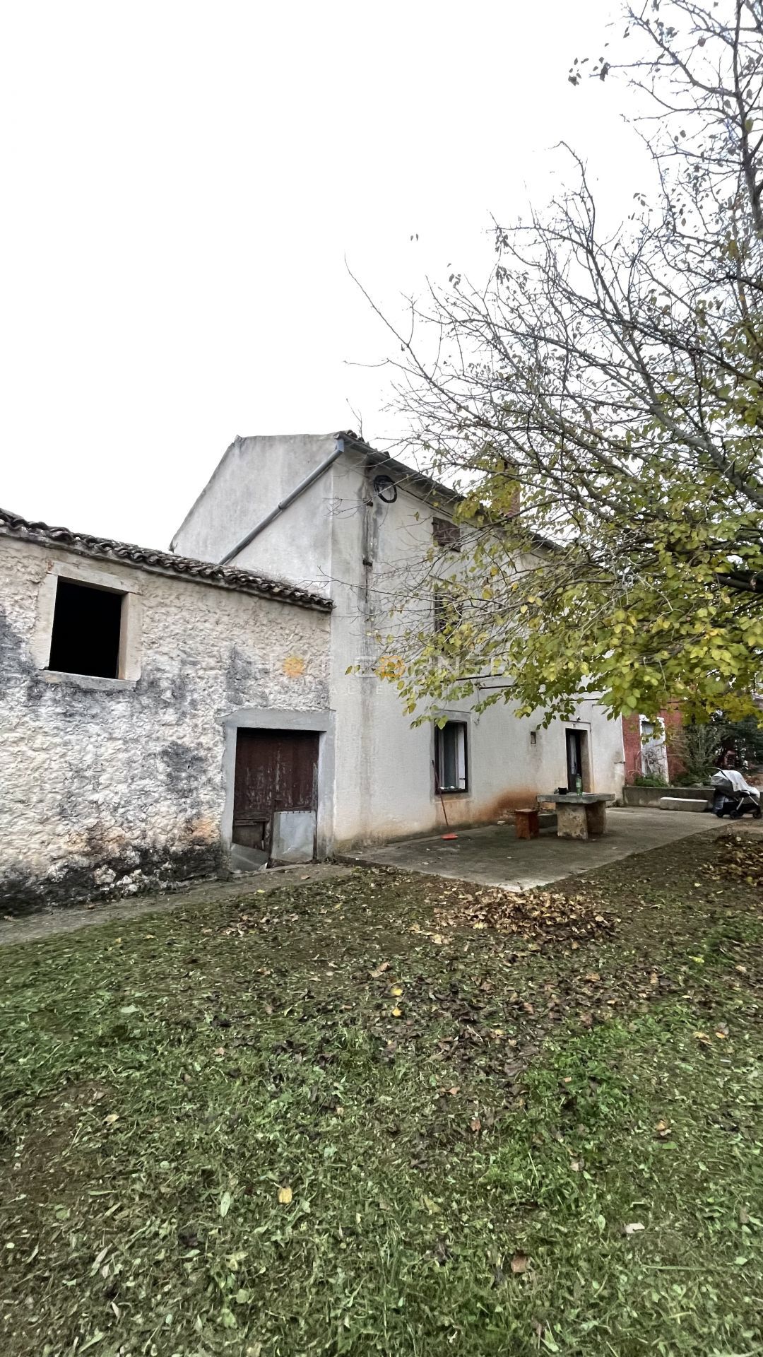 Gradbena parcela 1355m2 z objektom 206m2