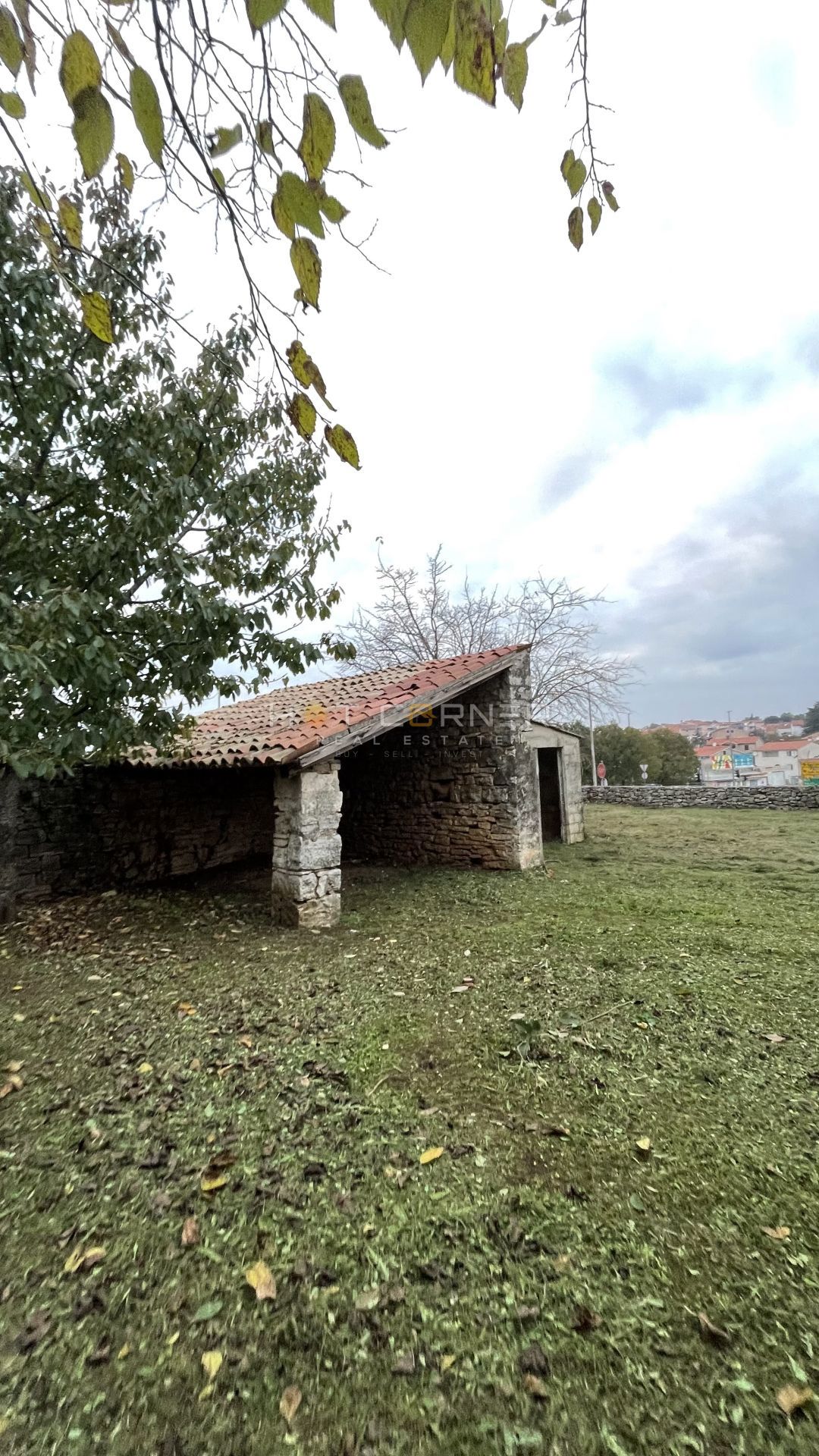Gradbena parcela 1355m2 z objektom 206m2