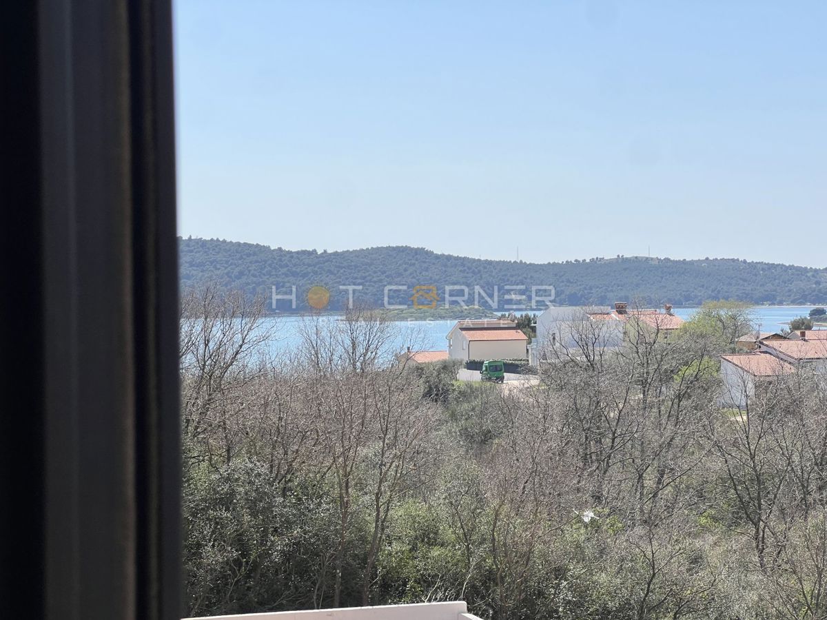 Medulin, 650 m od plaže, 2 spalnici, strešna terasa, čudovit razgled na morje!