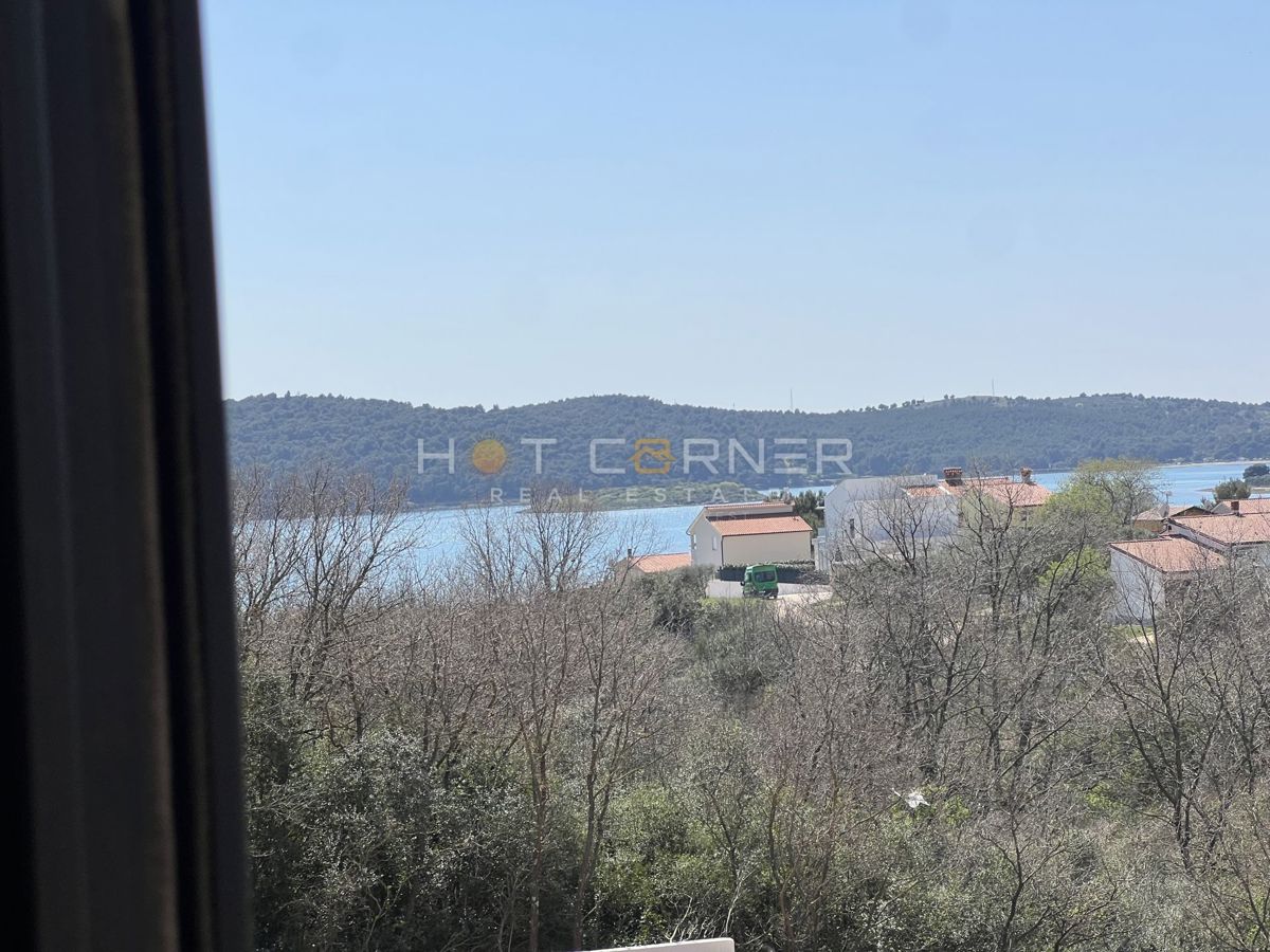Medulin, 650 m od plaže, 2 spalnici, strešna terasa, čudovit razgled na morje!