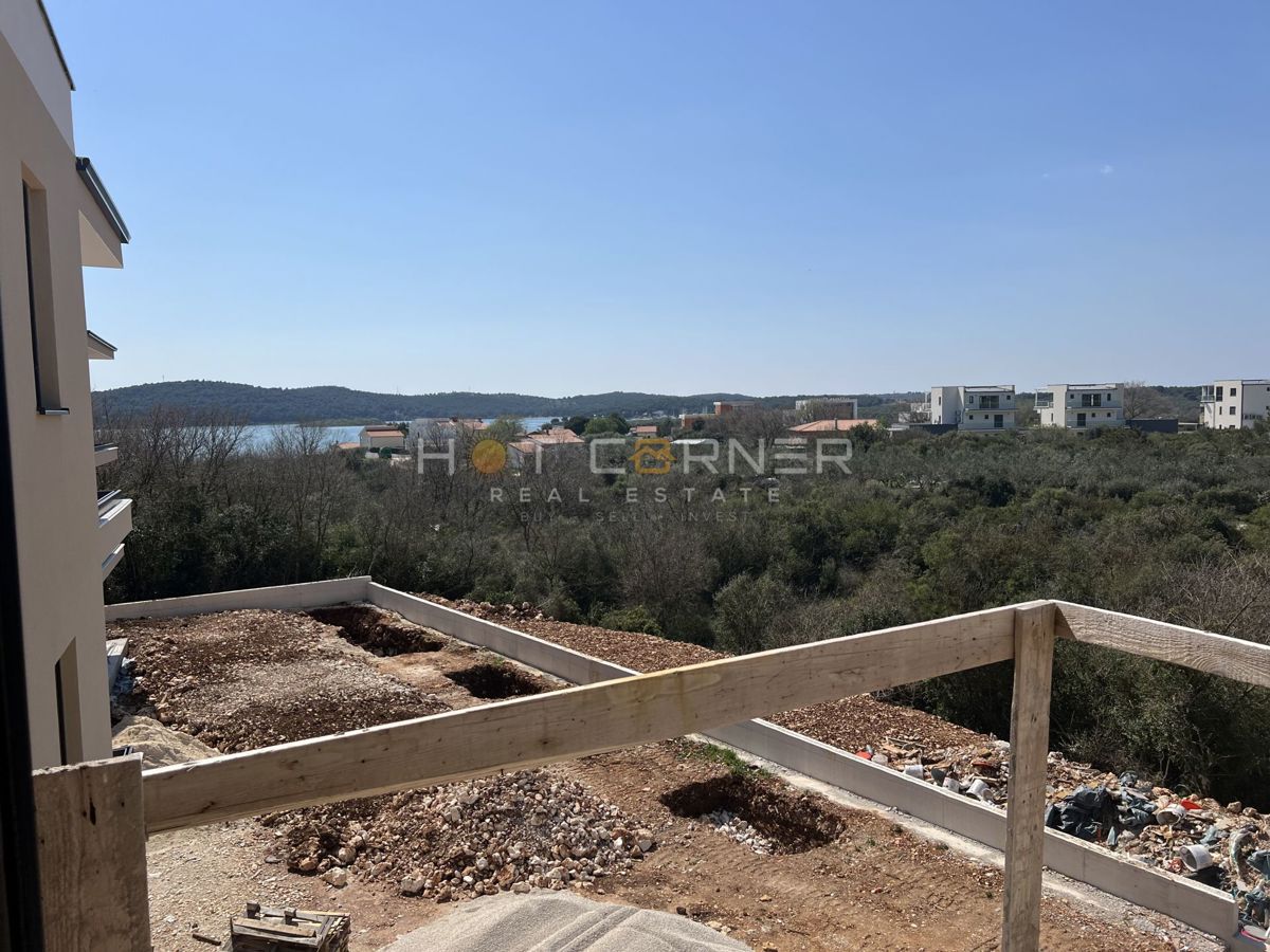 Medulin, 650 m od plaže, 2 spalnici, strešna terasa, čudovit razgled na morje!