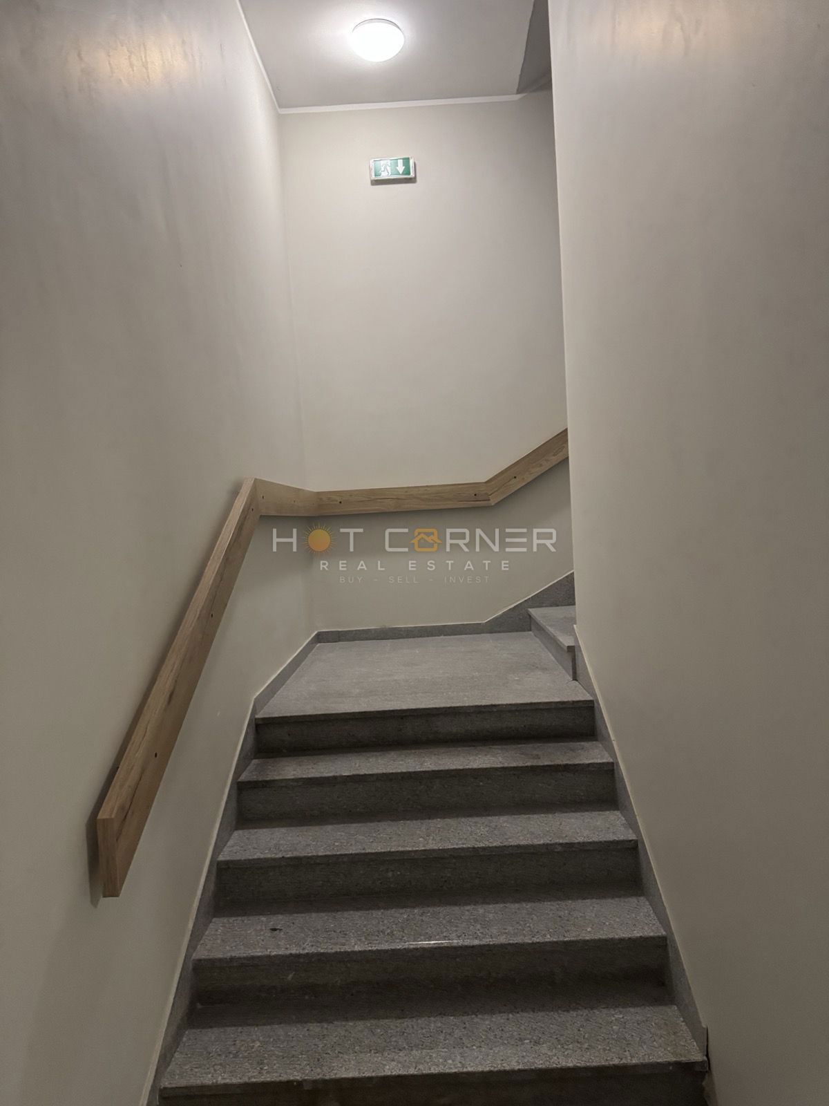 Pulj, strogo središče, trisobno stanovanje v moderni stavbi, garaža