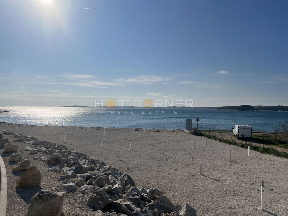 Medulin, 200 m od plaže, pritlični apartma, 2 spalnici, 30 m² vrta