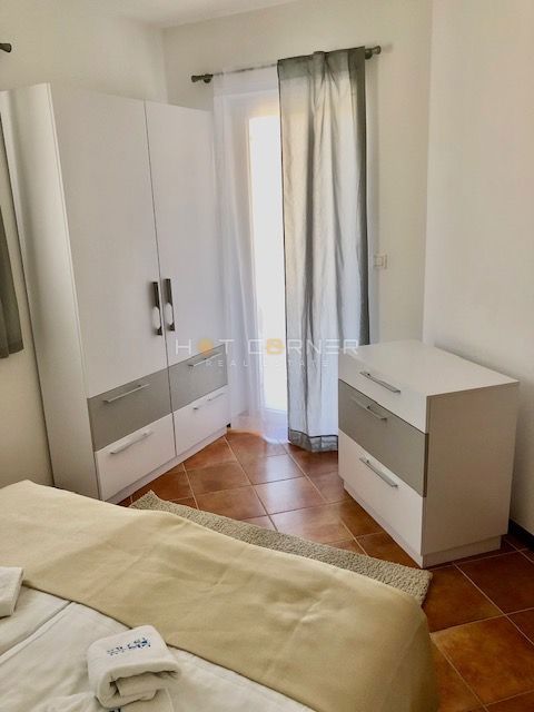 Medulin, 200 m od plaže, pritlični apartma, 2 spalnici, 30 m² vrta