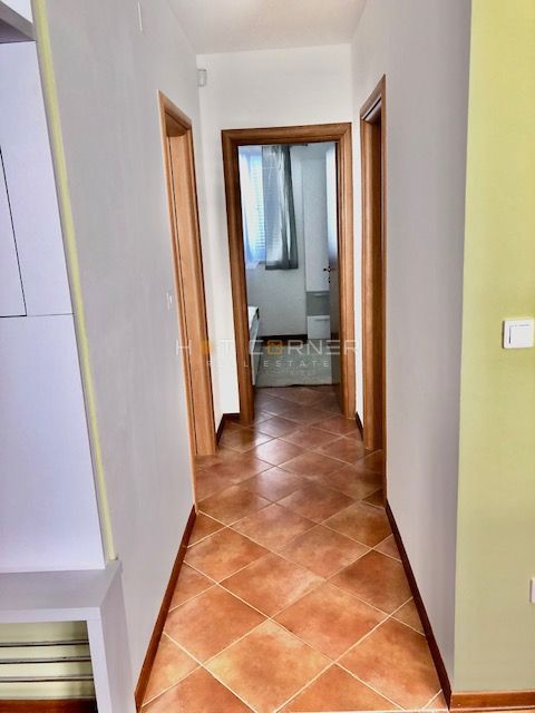Medulin, 200 m od plaže, pritlični apartma, 2 spalnici, 30 m² vrta