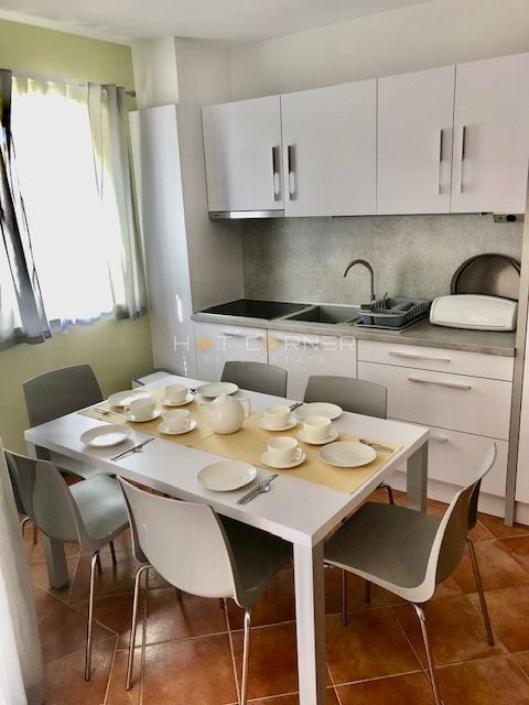 Medulin, 200 m od plaže, pritlični apartma, 2 spalnici, 30 m² vrta