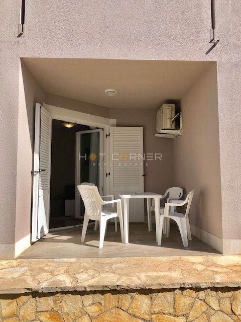 Medulin, 200 m od plaže, pritlični apartma, 2 spalnici, 30 m² vrta