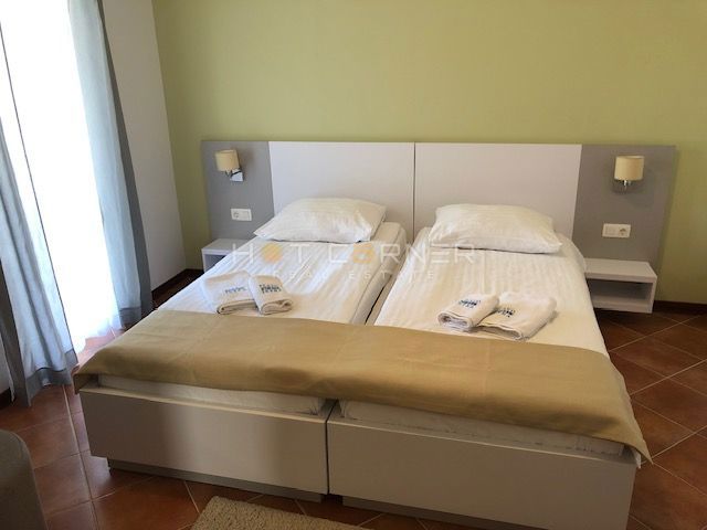 Medulin, 200 m od plaže, pritlični apartma, 2 spalnici, 30 m² vrta