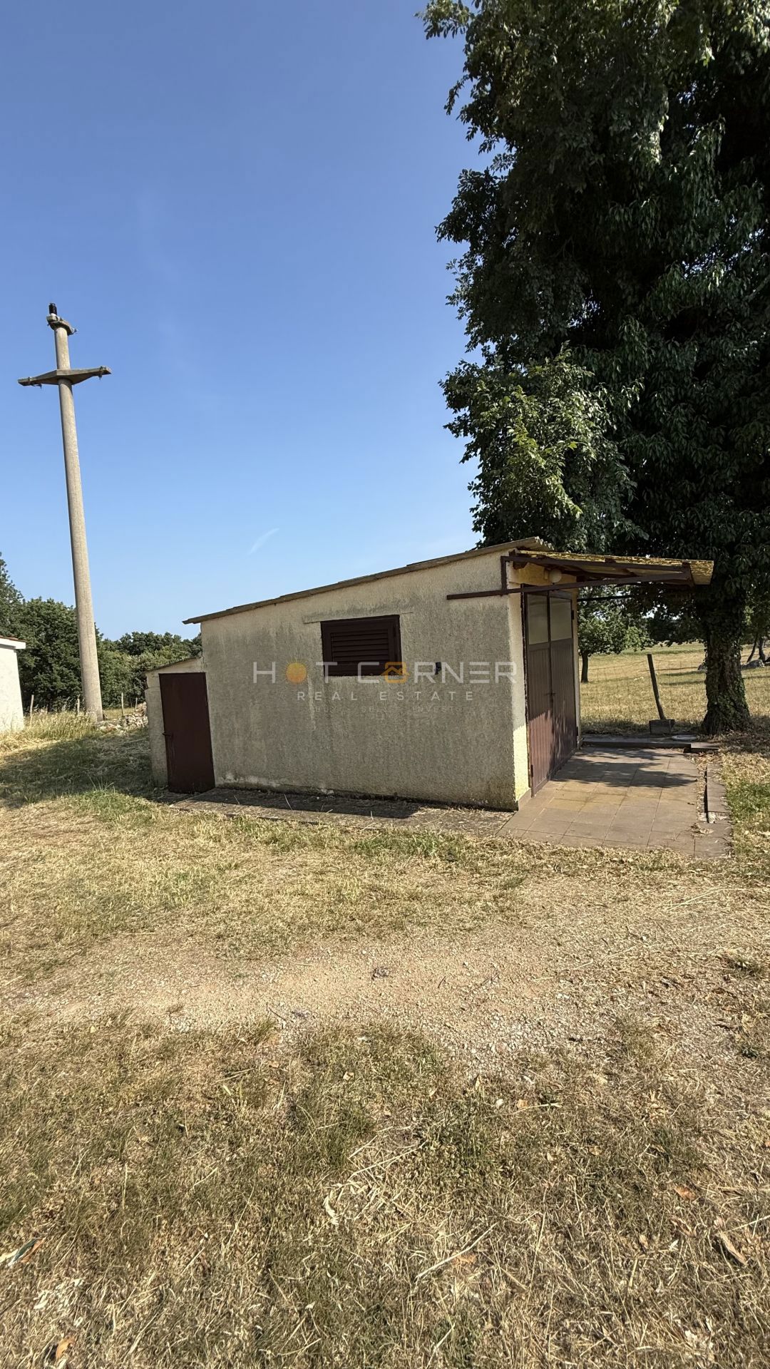 Avtohtona istrska kamnita hiša z zazidljivim zemljiščem