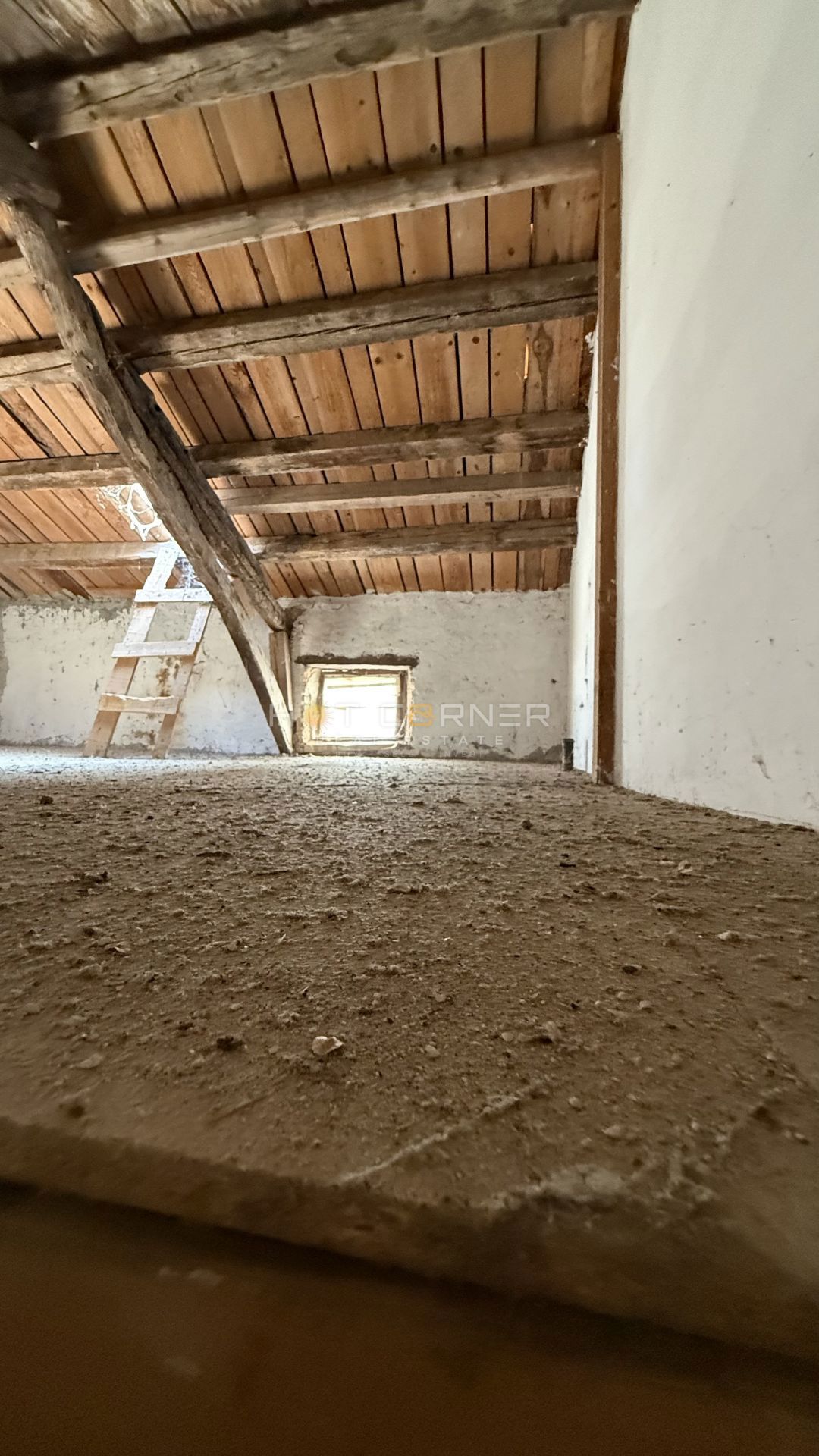 Avtohtona istrska kamnita hiša z zazidljivim zemljiščem