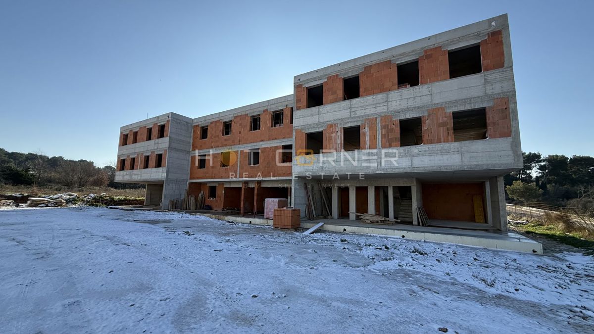 Pula Valmade – prostorno stanovanje z veliko teraso in parkiriščem, roh-bau, 96,7 m²