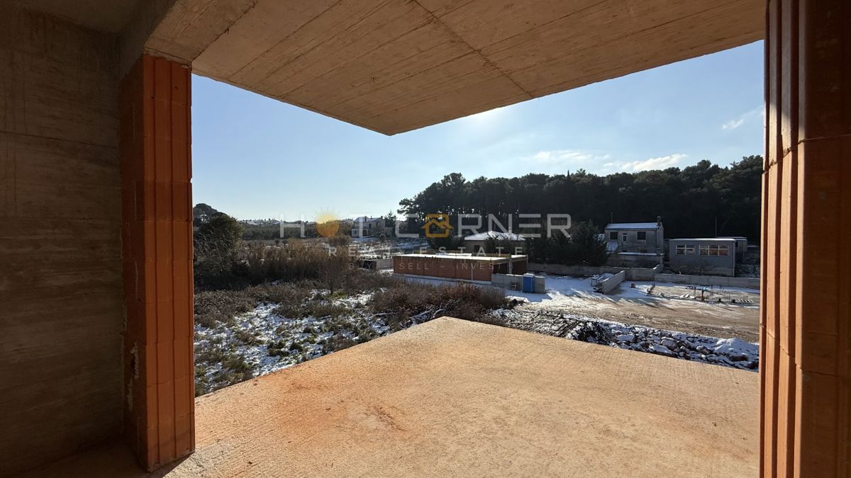 Pula Valmade – prostorno stanovanje z veliko teraso in parkiriščem, roh-bau, 96,7 m²