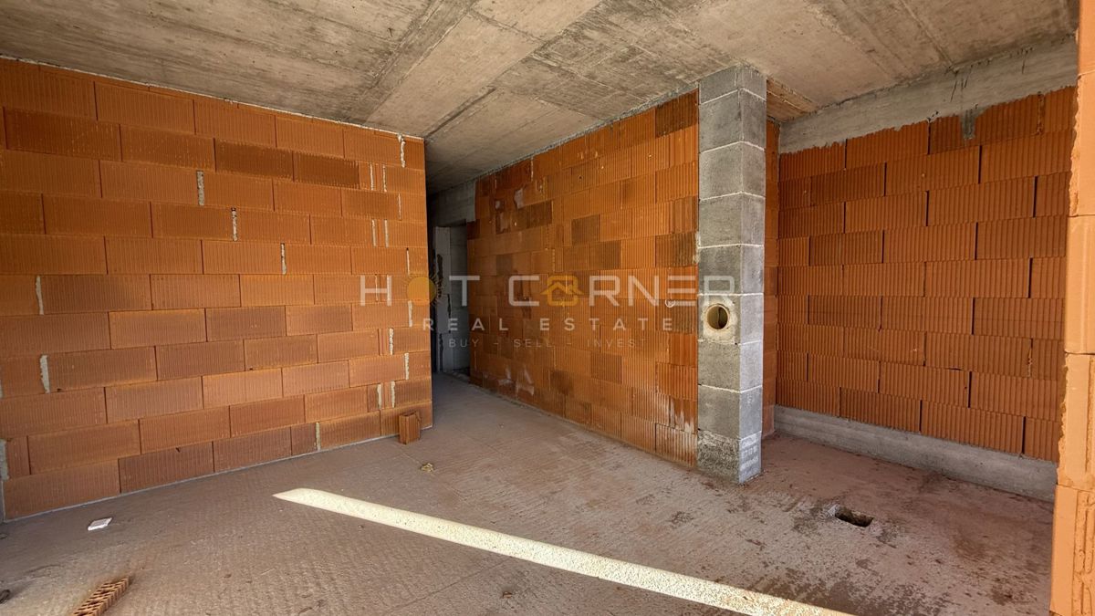 Pula Valmade – prostorno stanovanje z veliko teraso in parkiriščem, roh-bau, 96,7 m²