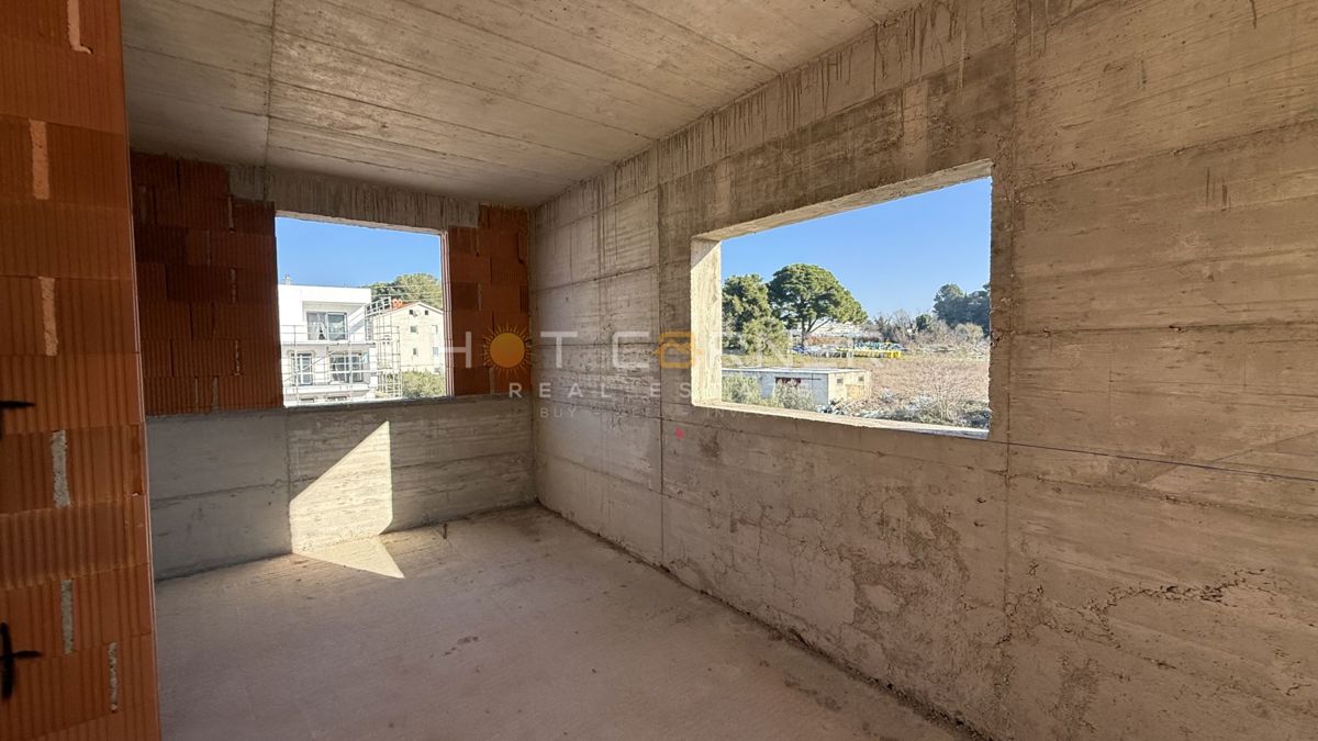 Pula Valmade – prostorno stanovanje z veliko teraso in parkiriščem, roh-bau, 96,7 m²