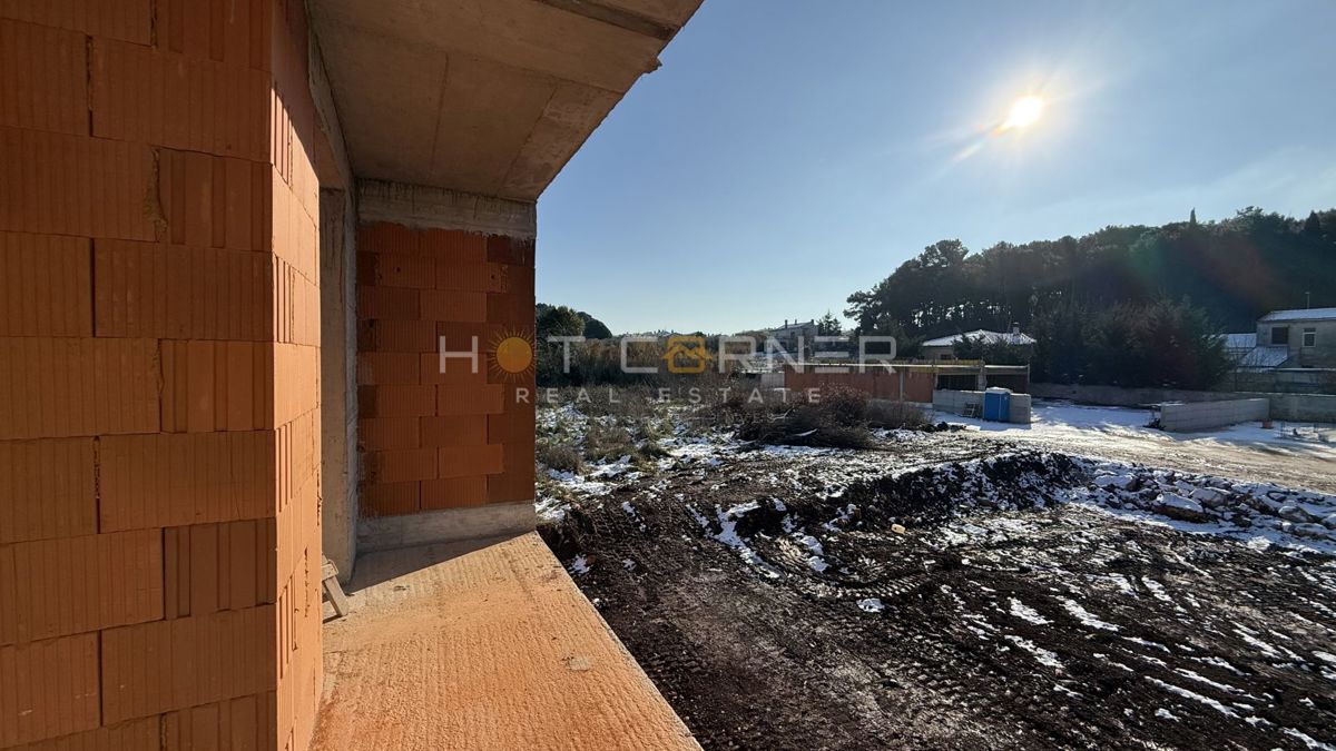 Pula Valmade – prostorno stanovanje z veliko teraso in parkiriščem, roh-bau, 96,7 m²