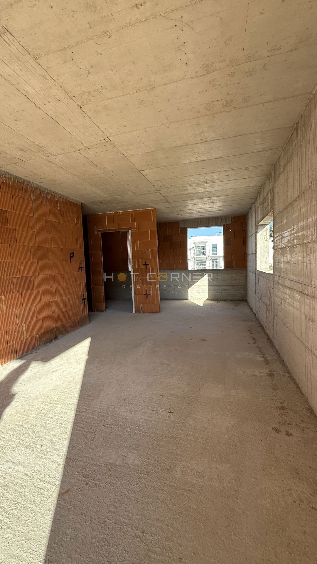 Pula Valmade – prostorno stanovanje z veliko teraso in parkiriščem, roh-bau, 96,7 m²