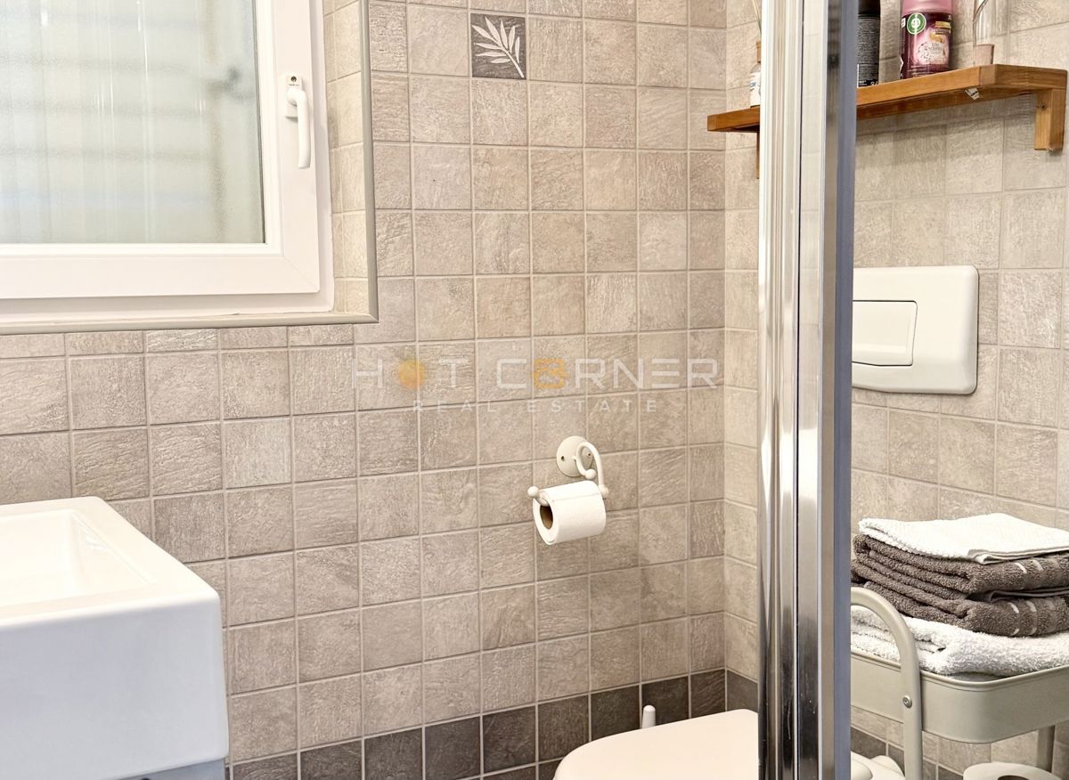 Hiša z garažo in pogledom na morje