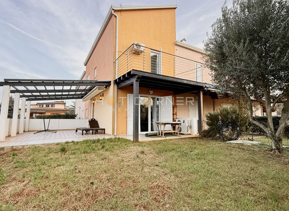 Hiša z garažo in pogledom na morje