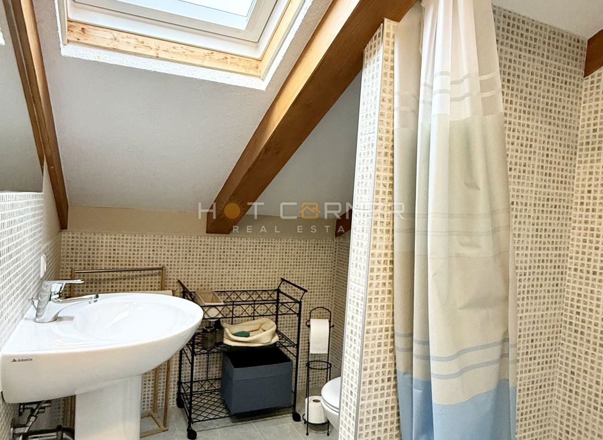 Hiša z garažo in pogledom na morje