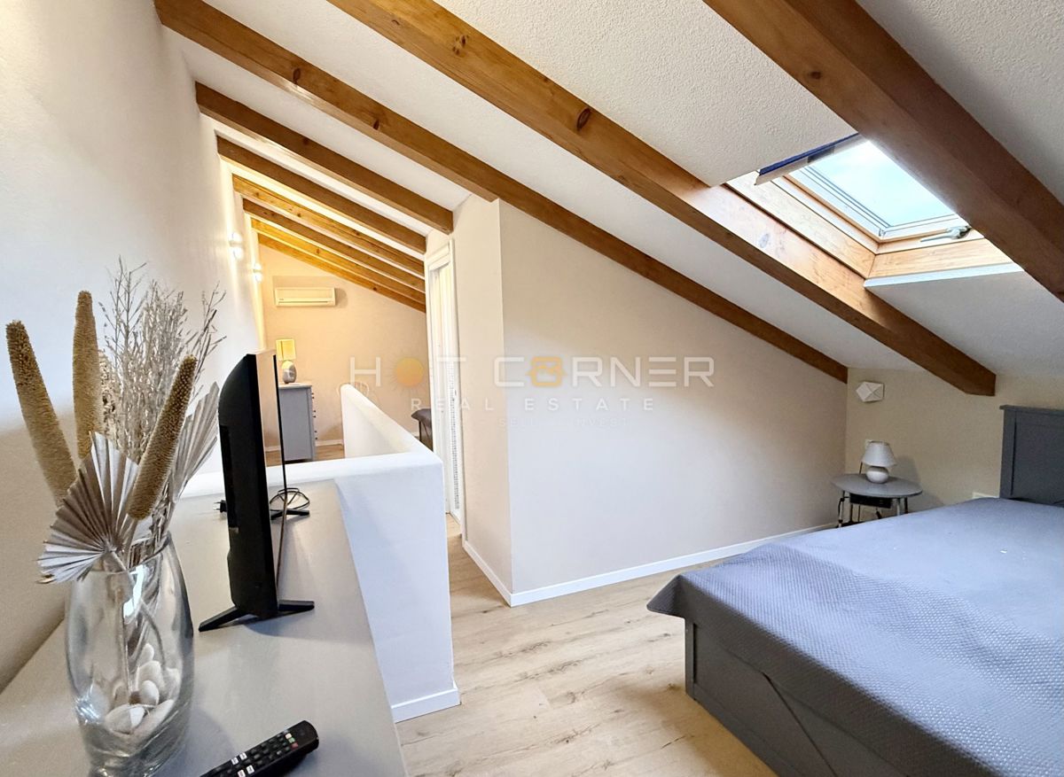 Hiša z garažo in pogledom na morje