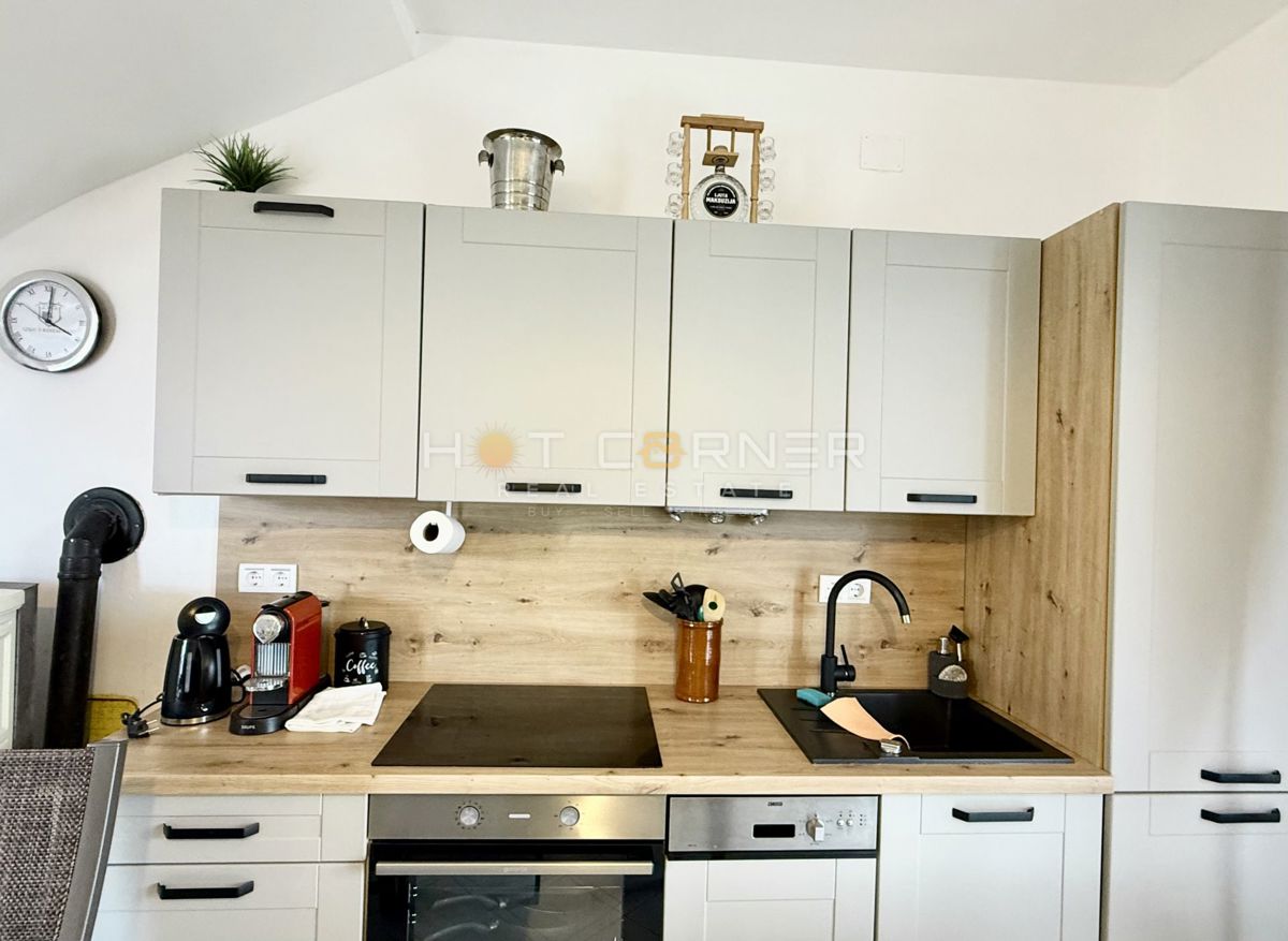 Hiša z garažo in pogledom na morje