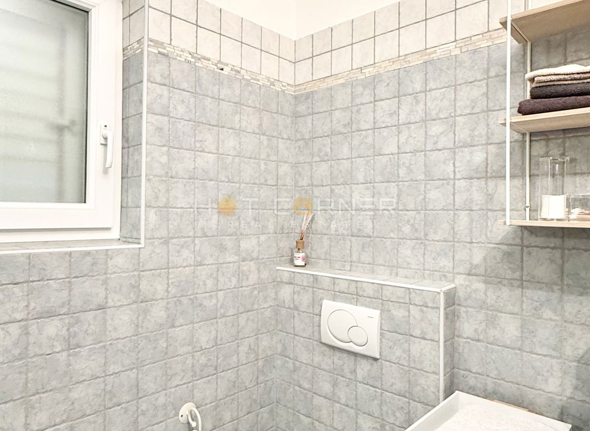 Hiša z garažo in pogledom na morje