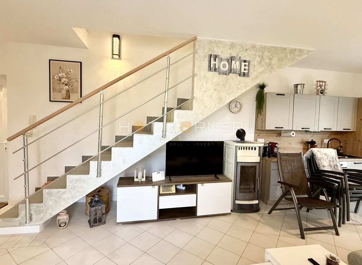 Hiša z garažo in pogledom na morje