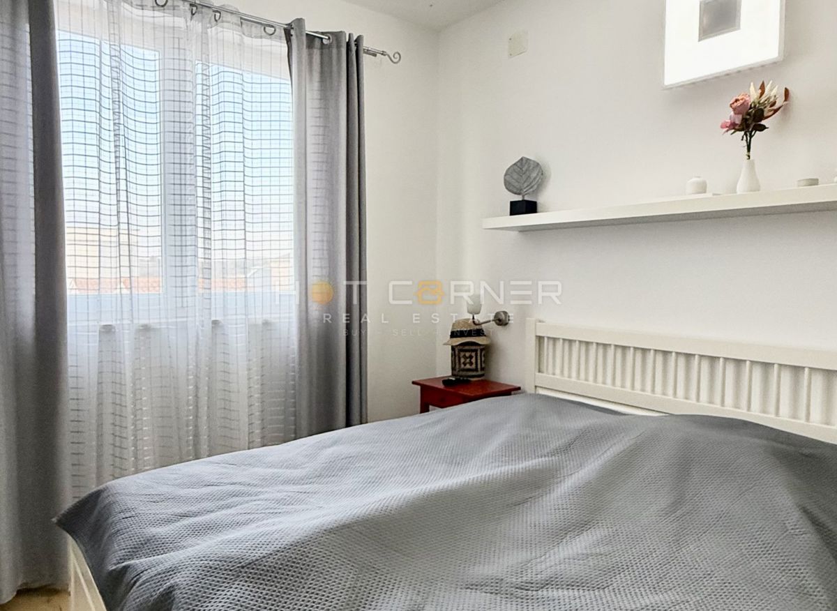 Hiša z garažo in pogledom na morje