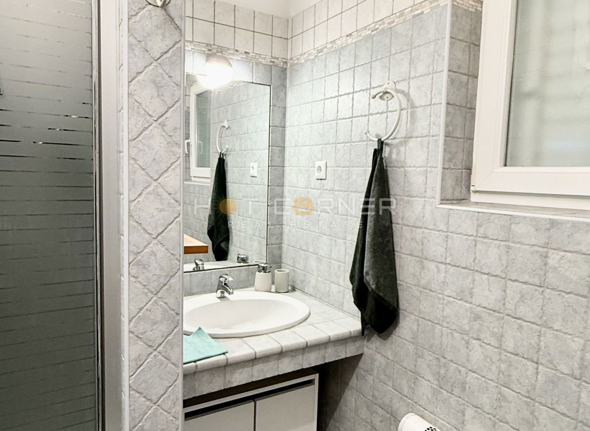 Hiša z garažo in pogledom na morje