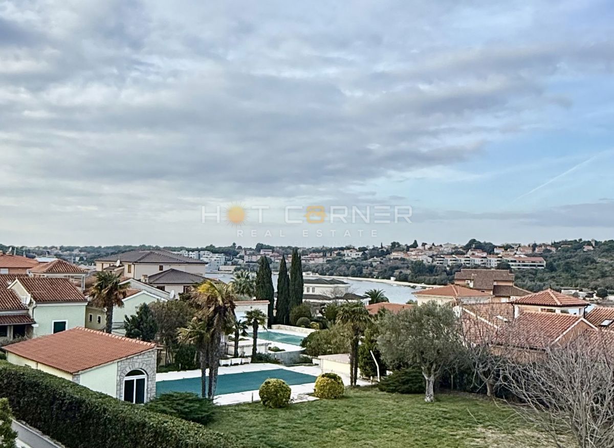 Hiša z garažo in pogledom na morje