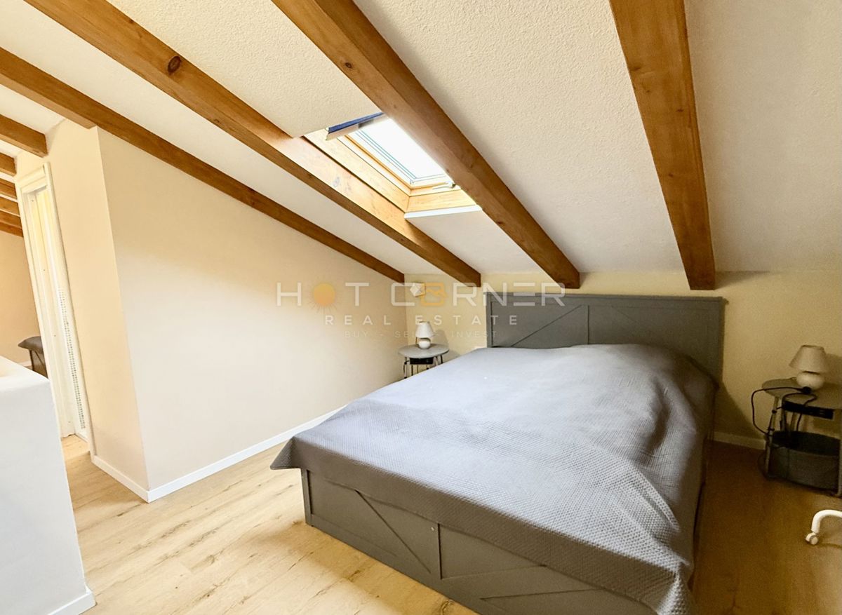 Hiša z garažo in pogledom na morje