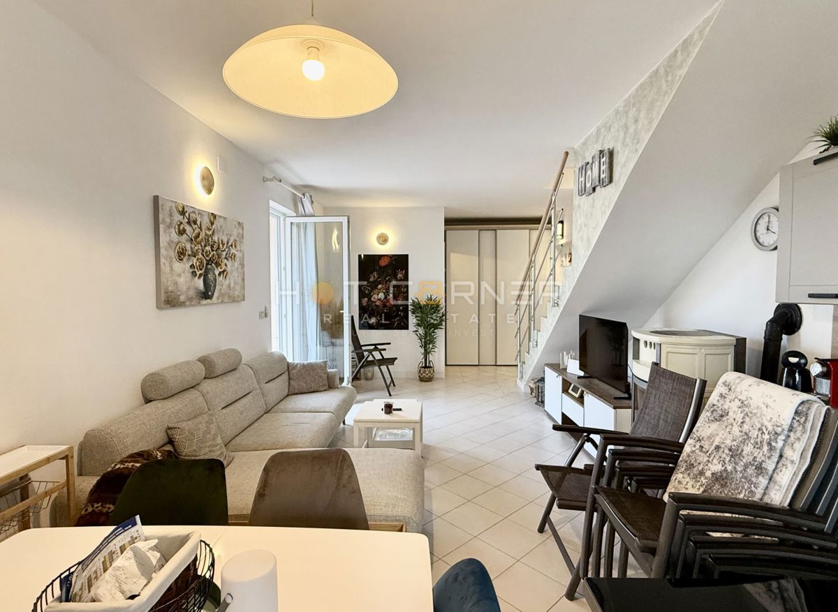 Hiša z garažo in pogledom na morje