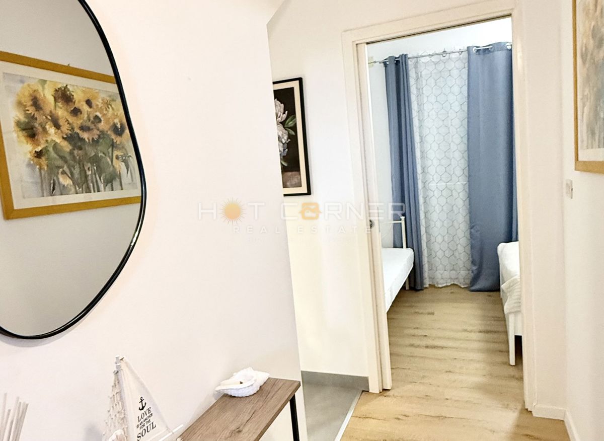 Hiša z garažo in pogledom na morje