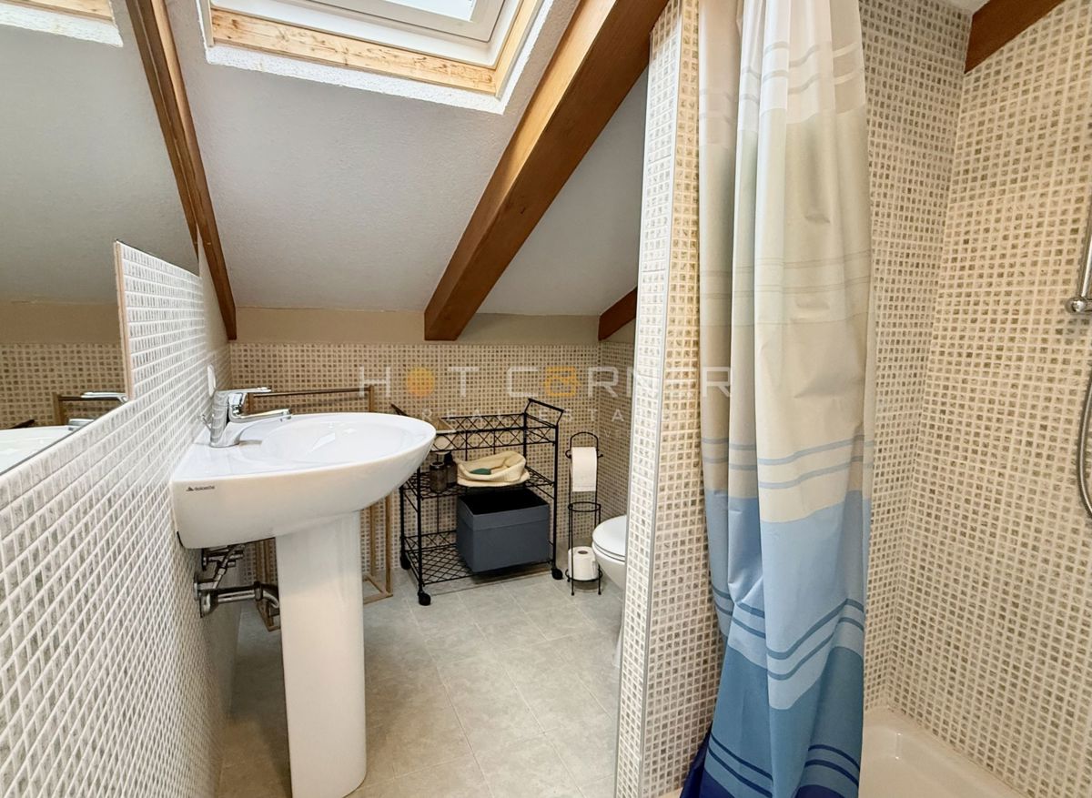 Hiša z garažo in pogledom na morje