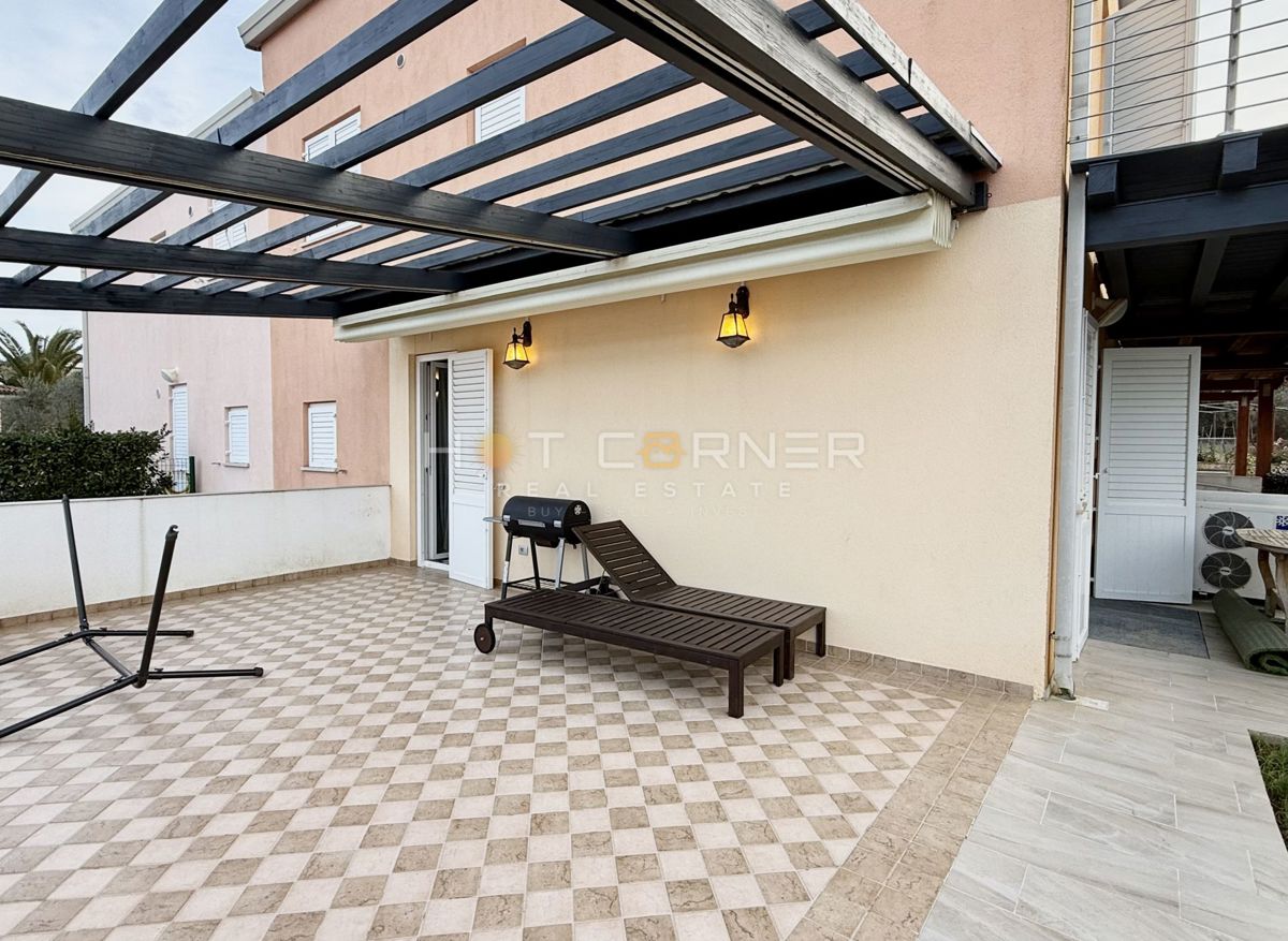 Hiša z garažo in pogledom na morje