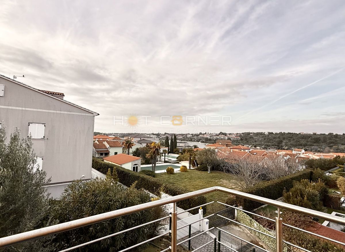 Hiša z garažo in pogledom na morje