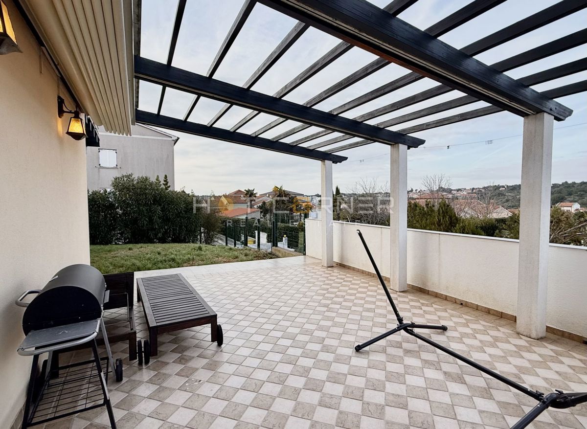 Hiša z garažo in pogledom na morje