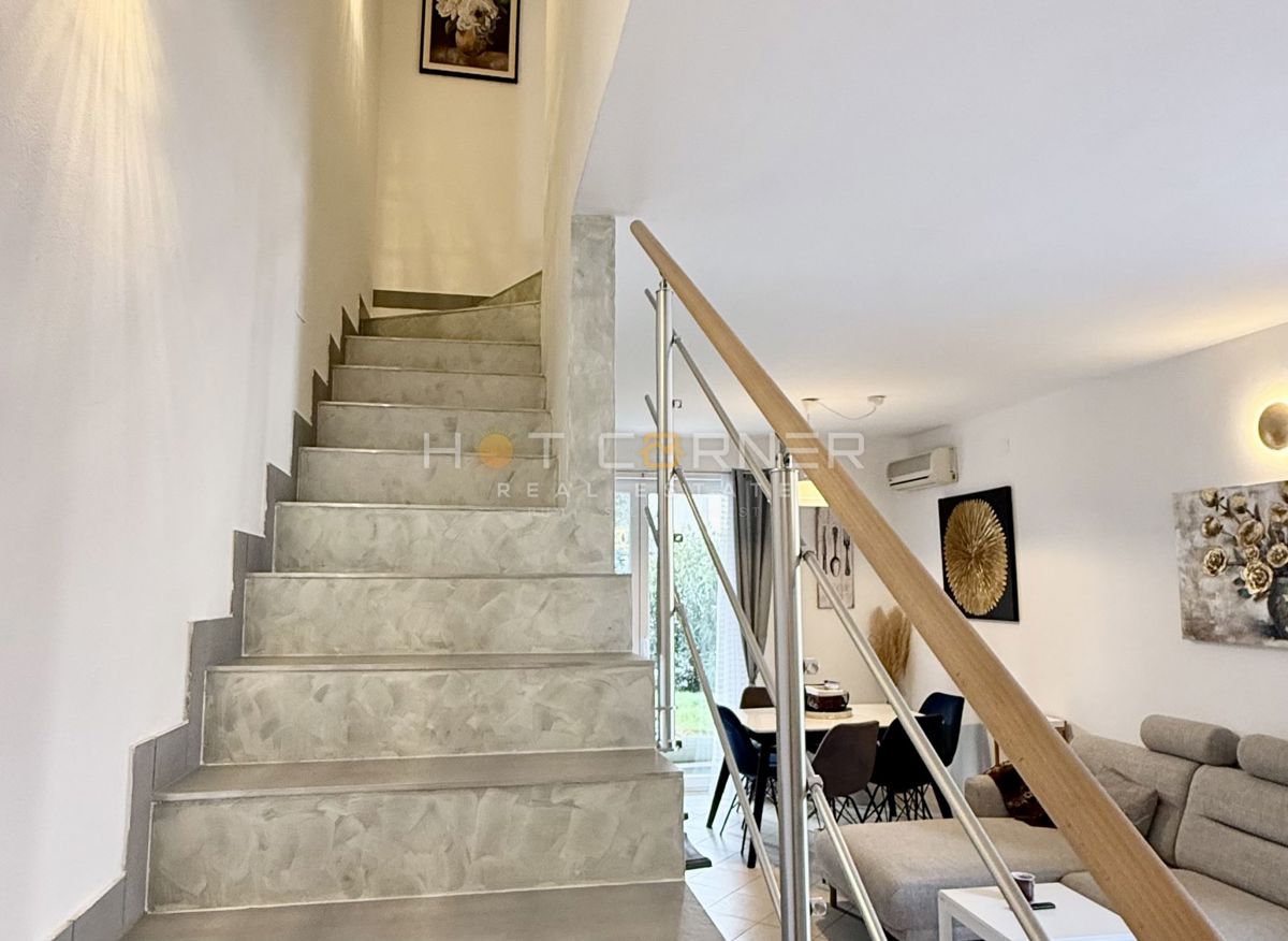 Hiša z garažo in pogledom na morje