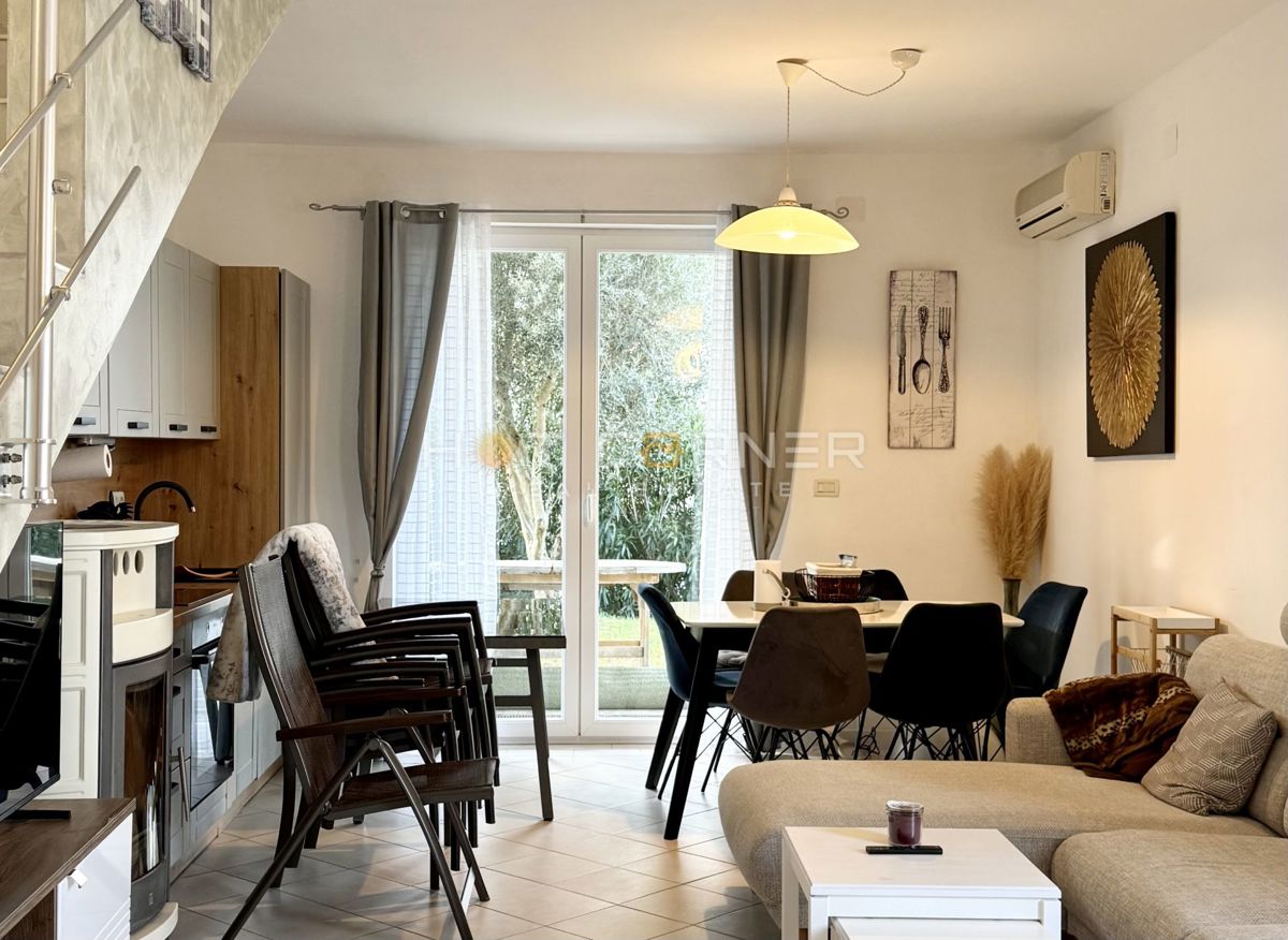 Hiša z garažo in pogledom na morje