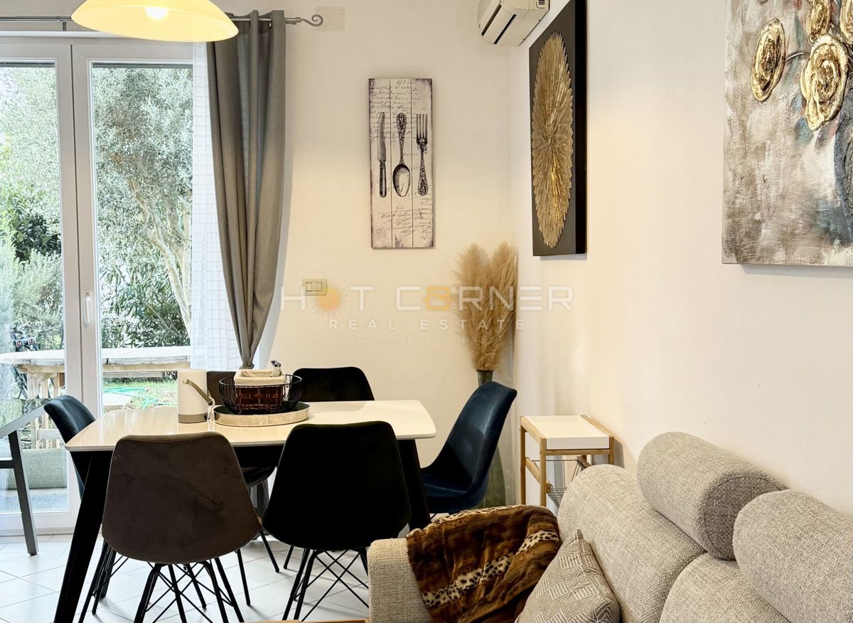 Hiša z garažo in pogledom na morje