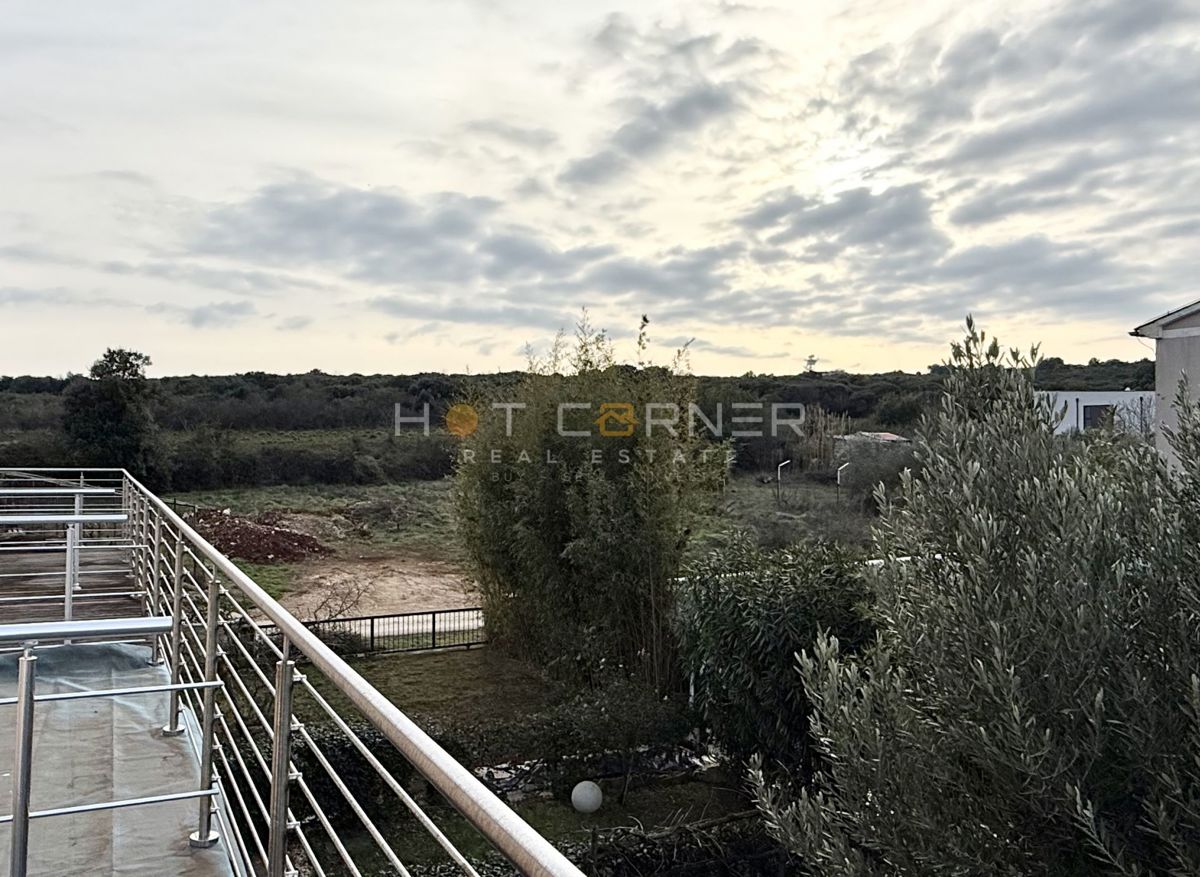 Hiša z garažo in pogledom na morje