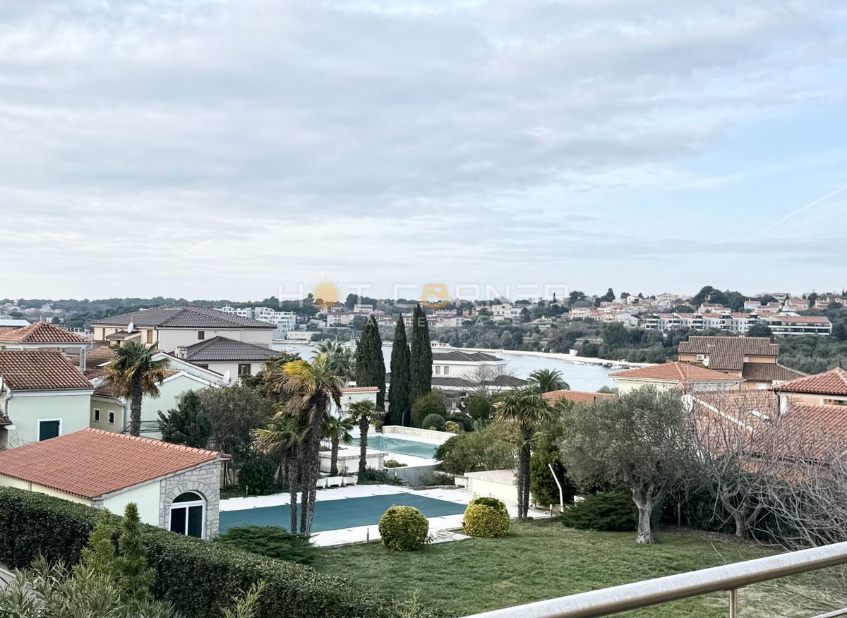 Hiša z garažo in pogledom na morje