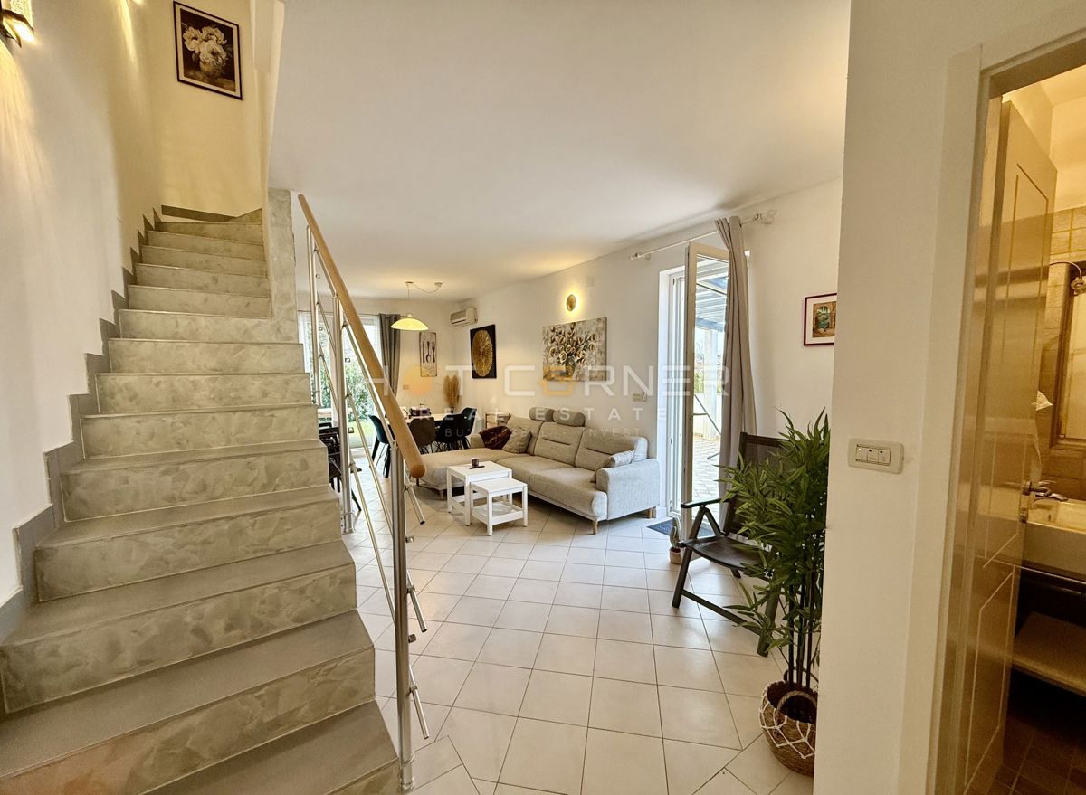 Hiša z garažo in pogledom na morje